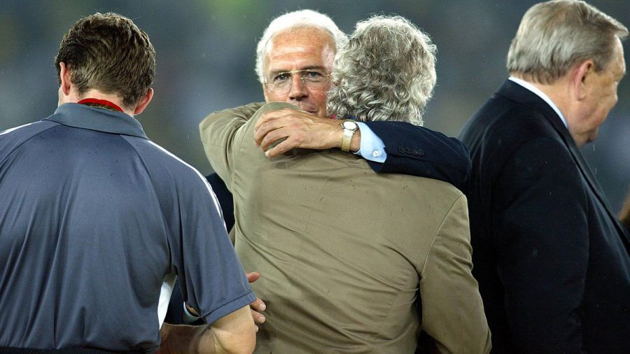 Franz Beckenbauer (h.) umarmt Rudi Völler im Jahr 2002. (wue/spot)