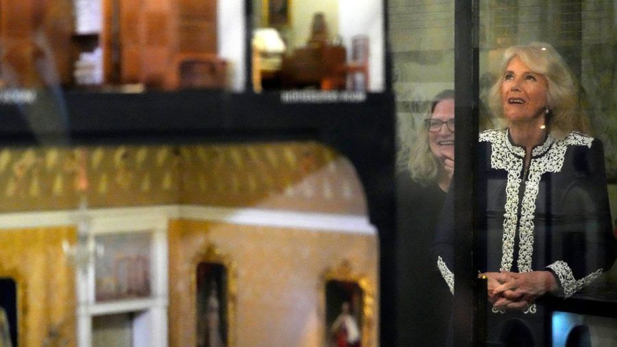 Königin Camilla sieht sich während eines Empfangs auf Schloss Windsor Queen Mary's Dolls' House an. (wue/spot)
