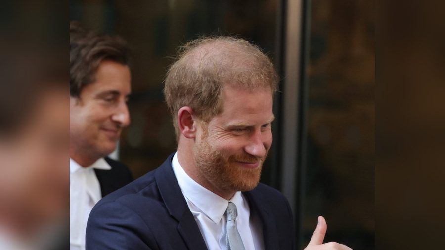 Prinz Harry im vergangenen Sommer beim Verlassen des Londoner High Courts nach seiner Aussage. (dr/spot)