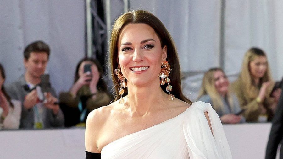 Bei den British Academy Film Awards im Februar 2023 hat Prinzessin Kate in einer weißen Robe von Alexander McQueen alle Blicke auf sich gezogen. Besonderer Hingucker dazu: Statement-Ohrringe der Marke Zara. (ae/spot)