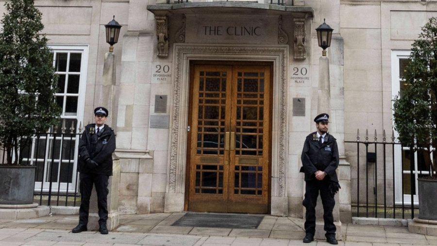Polizisten bewachen den Eingang zur The London Clinic, in der Prinzessin Kate operiert wurde. (dr/spot)