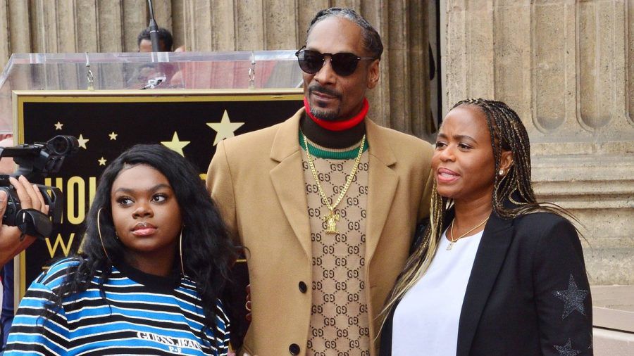 Snoop Dogg mit seiner Ehefrau Shante und seiner Tochter Cori im Jahr 2018. (wue/spot)