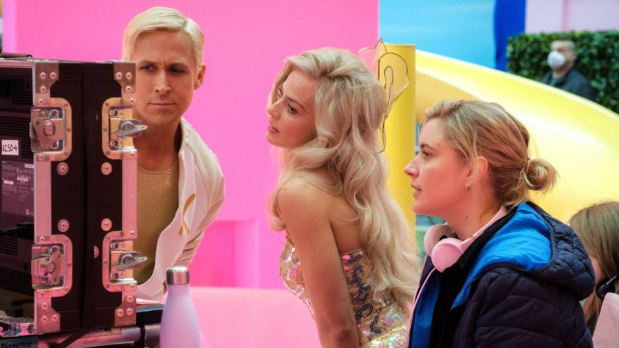 Einblick in die Arbeit für "Barbie": Ryan Gosling, Margot Robbie (Mitte) und Greta Gerwig am Set. (ae/spot)