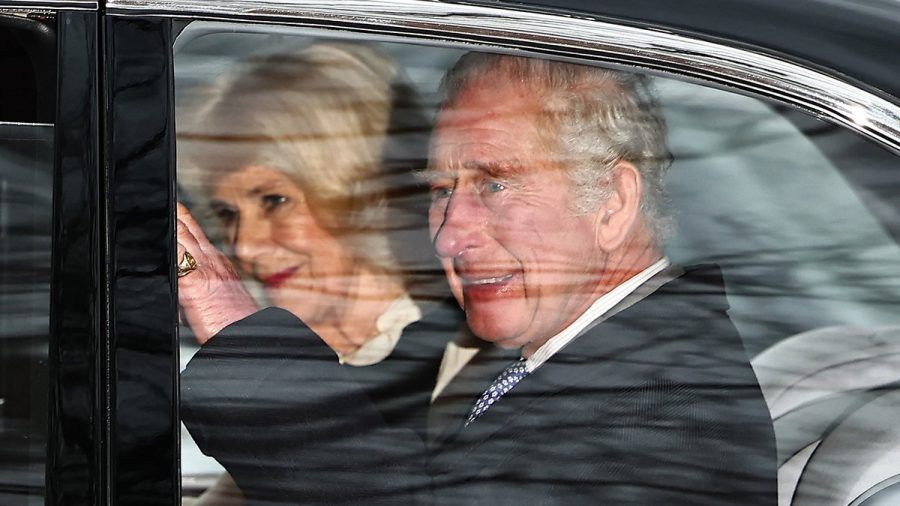 König Charles III. und Königin Camilla beim Verlassen des Clarence House. (lau/spot)