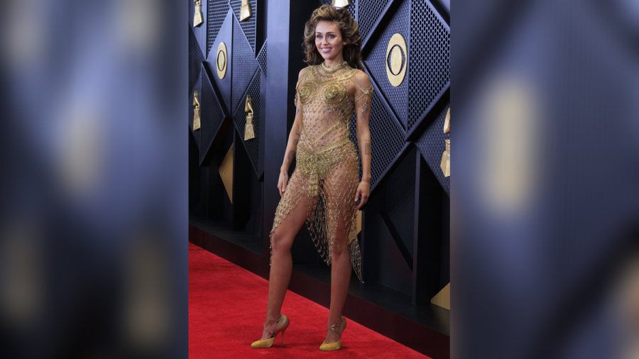 Miley Cyrus auf dem roten Teppich der Grammy Awards 2024 in Los Angeles. (juw/spot)