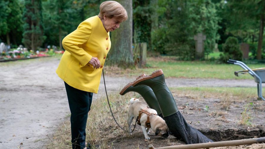 Fortsetzung für "Miss Merkel": Angela (Katharina Thalbach) und Mops Helmut finden eine Leiche. (hub/spot)