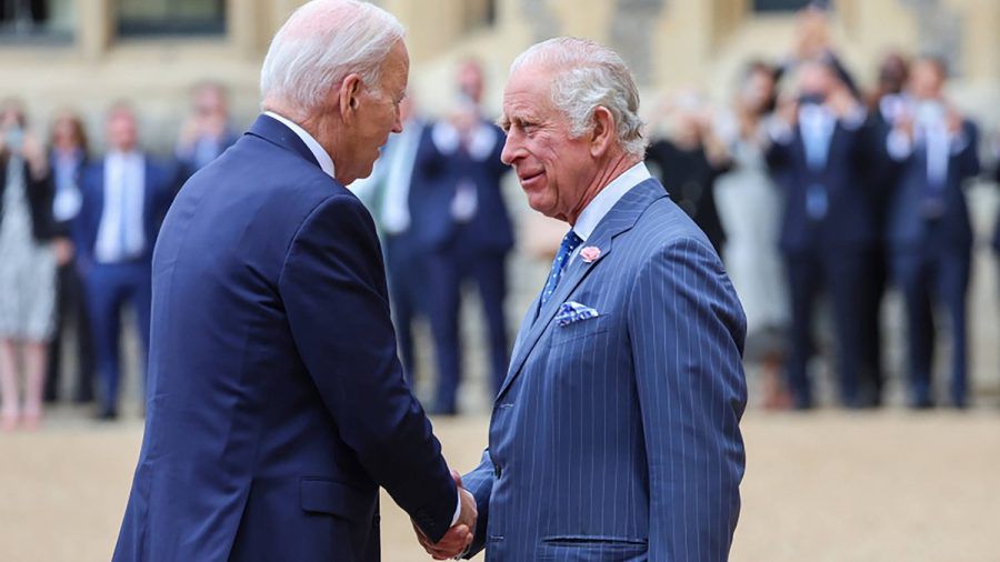 Auch US-Präsident Joe Biden (l.), hier bei einem Treffen mit König Charles III. im letzten Sommer, zeigt sich besorgt. (wue/spot)