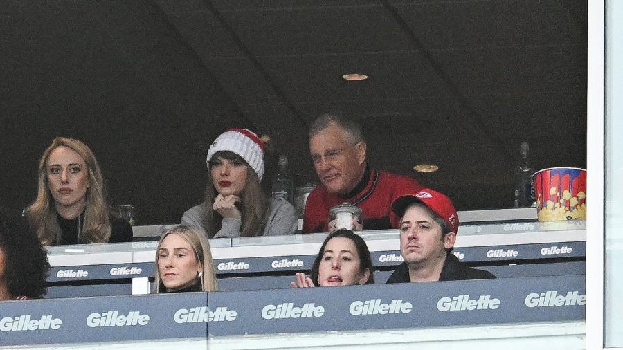 Oft an ihrer Seite: Taylor Swift mit ihrem Vater Scott - hier bei einem Football-Spiel der Kansas City Chiefs gegen die New England Patriots im Dezember in Massachusetts. (ili/spot)