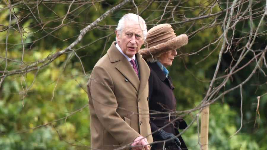 König Charles III. und Königin Camilla am Sonntag in Sandringham - einen Tag vor Bekanntwerden der Krebserkrankung des Royals. (wue/spot)