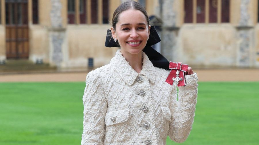 Emilia Clarke posiert auf Schloss Windsor mit ihrem Orden. (lau/spot)