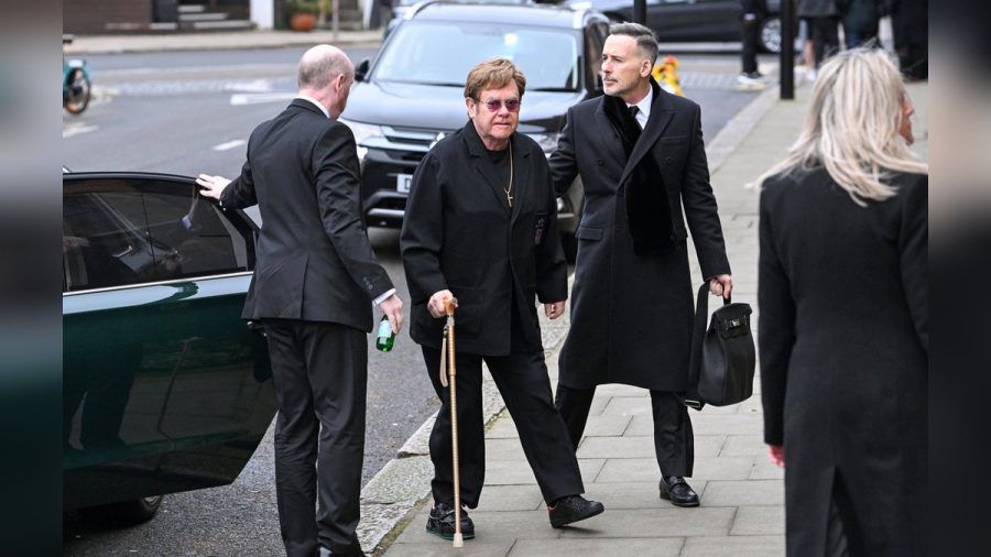 Elton John und David Furnish besuchen eine Trauerfeier. (ili/spot)