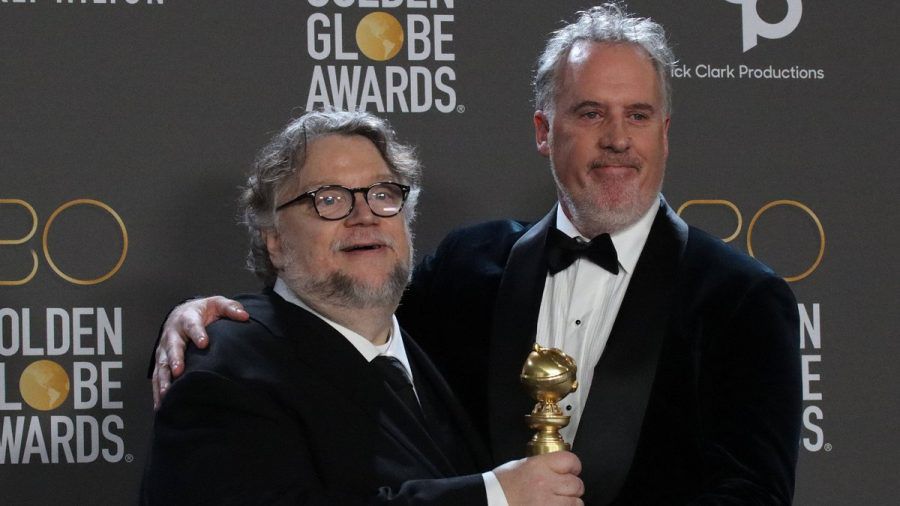 Guillermo del Toro (l.) und Mark Gustafson bei den Golden Globes im Januar 2023. (wue/spot)