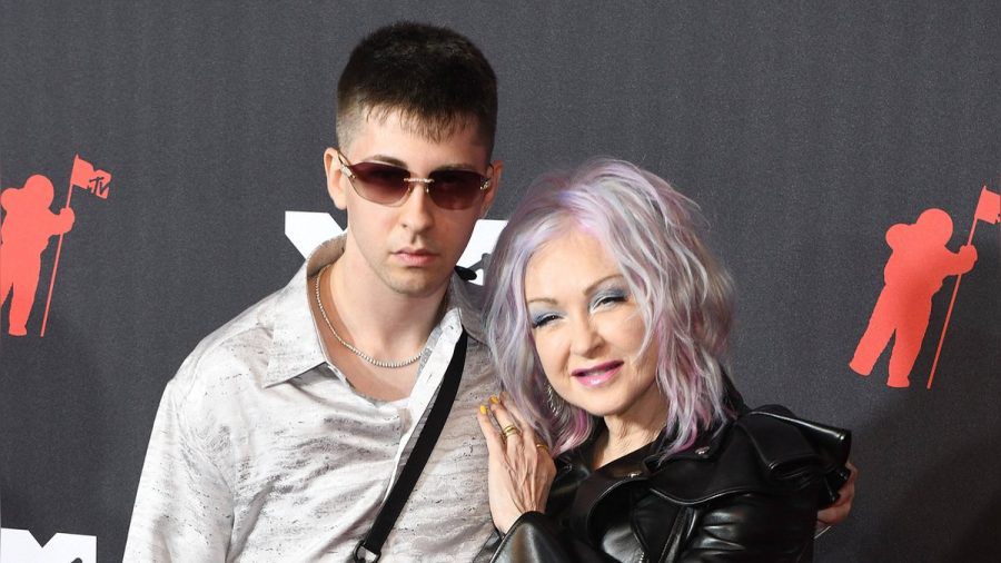 Cyndi Lauper mit ihrem Sohn Declyn bei den MTV Video Music Awards. (wue/spot)