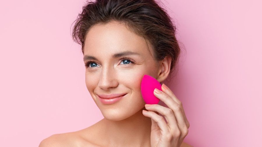 Foundation oder Concealer: Richtig angewendet können beide Make-up-Produkte für einen ebenmäßigen Teint sorgen. (the/spot)
