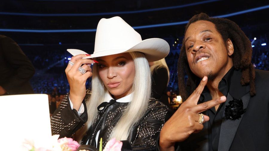 Beyoncé mit ihrem Ehemann Jay-Z bei der diesjährigen Grammy-Verleihung - inklusive Cowboy-Hut. (dr/spot)