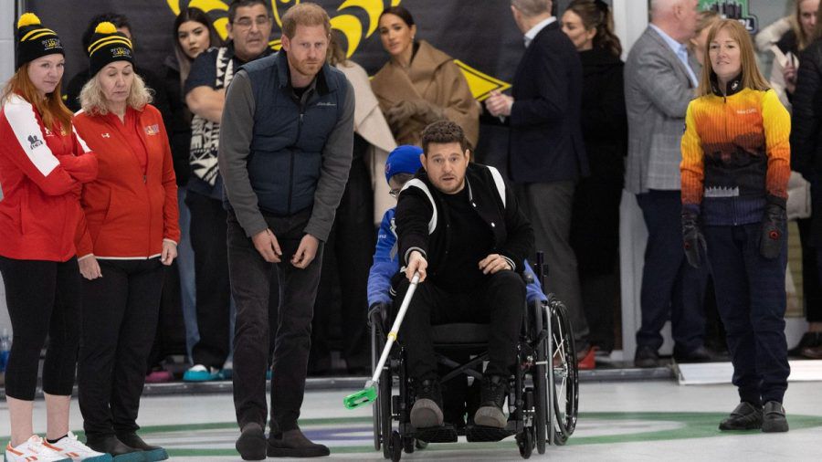 Voller Einsatz: Michael Bublé probierte neben Prinz Harry Rollstuhl-Curling aus. Im Hintergrund schaute Meghan zu. (ae/spot)