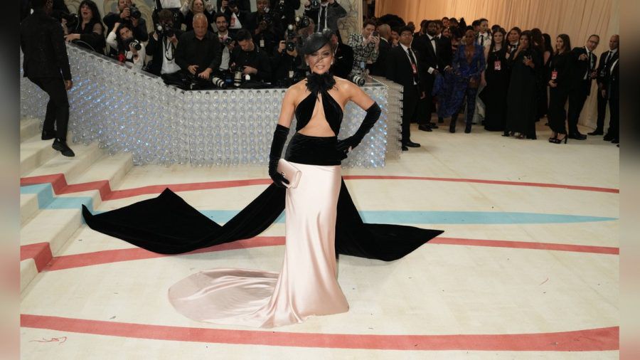 Jennifer Lopez auf der Met Gala 2023, die im Zeichen des verstorbenen Modeschöpfers Karl Lagerfeld stand. (ym/spot)