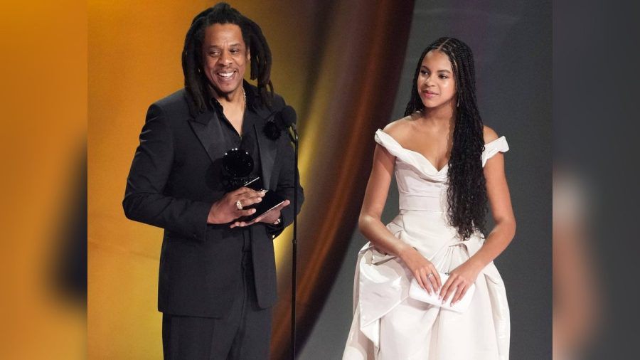 Jay-Z zusammen mit seiner Tochter Blue Ivy auf der Bühne bei den Grammys 2024. (the/spot)