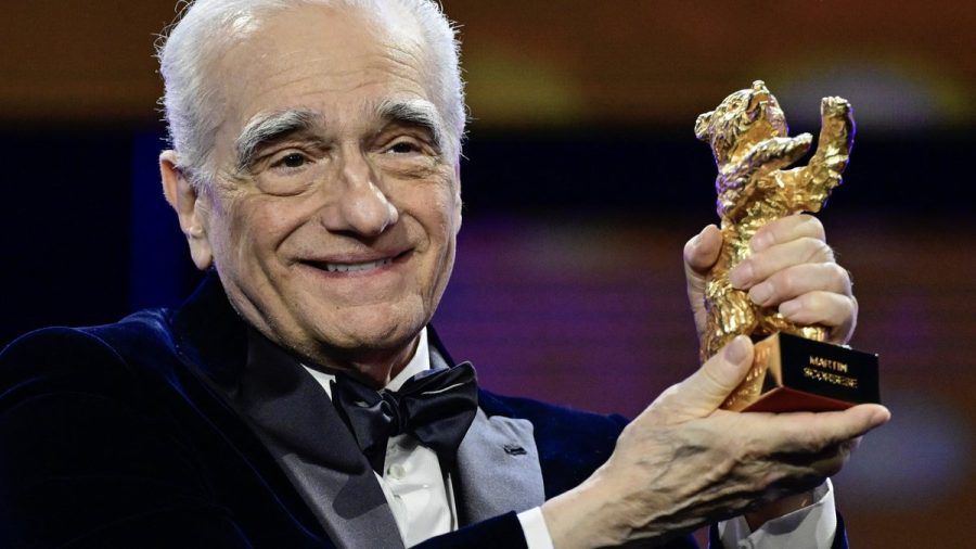 Martin Scorsese hält den Preis für sein Lebenswerk in die Kameras der anwesenden Fotografen. (lau/spot)