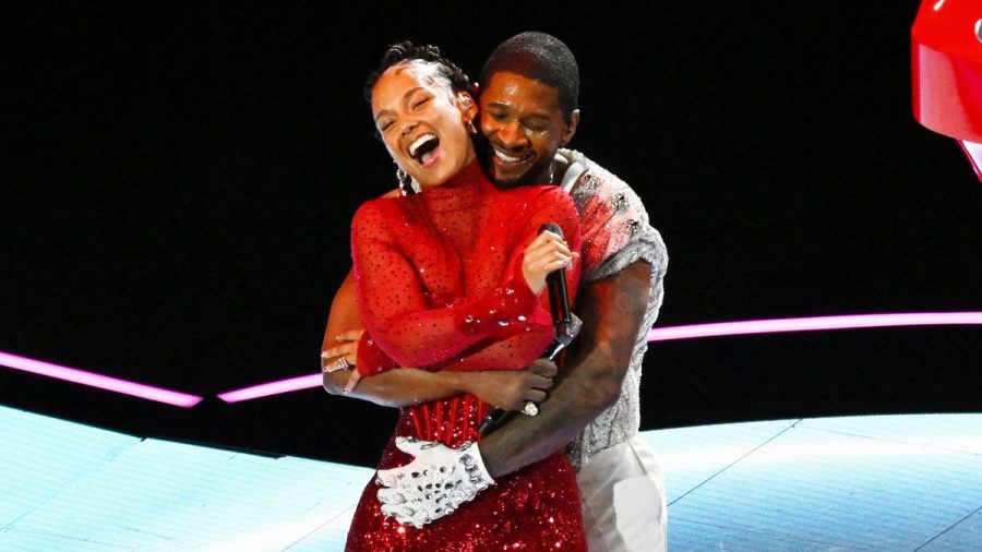 Usher ging mit Kollegin Alicia Keys auf der Bühne im Football-Stadium auf Tuchfühlung. (ae/spot)