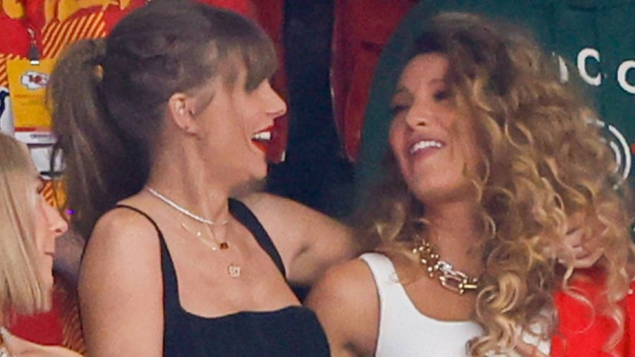 Taylor Swift fieberte mit Freundin Blake Lively in der VIP-Loge mit - und sorgte für süße modische Highlights. (ae/spot)