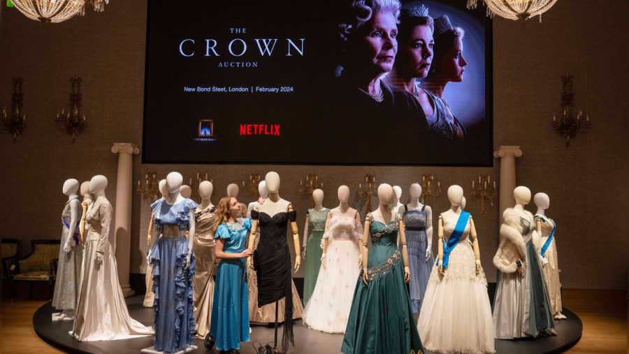 Auch zahlreiche Kostüme aus "The Crown" sind in London unter den Hammer gekommen. (eee/spot)