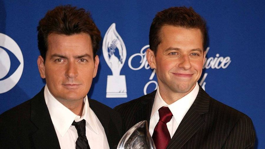 Charlie Sheen (li.) und Jon Cryer standen bis 2011 für "Two And A Half Men" gemeinsam vor der Kamera. (jom/spot)