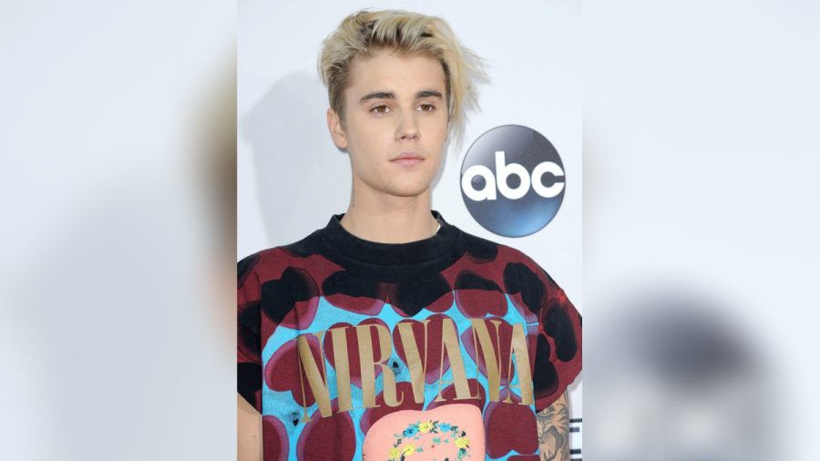 Justin Bieber mit einem Nirvana-T-Shirt bei den American Music Awards 2015. (juw/spot)