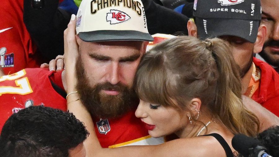 Ein Powerpaar, das zusammenhält: Nach dem spannenden Spiel gegen die San Francisco 49ers lief Taylor Swift aufs Football-Feld, um ihren Travis Kelce zu herzen und zu küssen. (ae/spot)