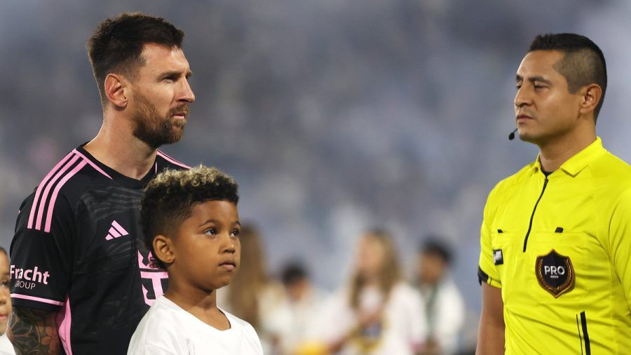 Lionel Messi kam in Los Angeles in Begleitung von Kim Kardashians Sohn Saint auf das Spielfeld. (hub/spot)
