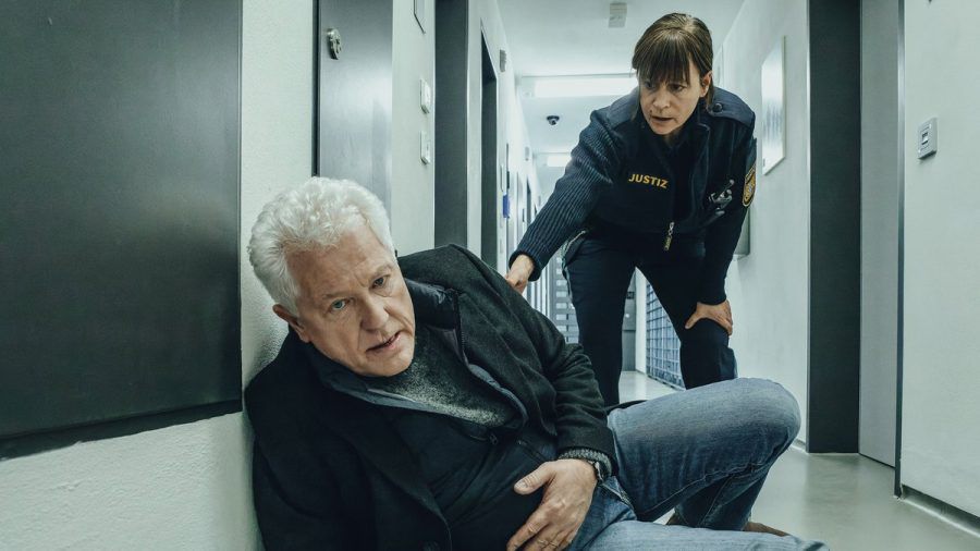 "Tatort: Das Wunderkind": Nachdem Kriminalhauptkommissar Ivo Batic (Miroslav Nemec) angegriffen wurde, kommt ihm JVA-Beamtin Anja Bremmer (Jule Ronstedt) zu Hilfe. (cg/spot)