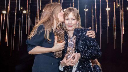 Schauspielerin Sandra Hüller (re.) und Regisseurin Justine Triet wurden für "Anatomie eines Falls" mit dem französischen Filmpreis César ausgezeichnet. (ili/spot)
