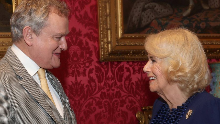 "Downton Abbey"-Earl trifft Königin: Hugh Bonneville und Camilla unterhielten sich angeregt. (ae/spot)