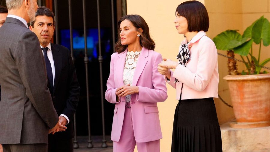 Letizia von Spanien begeistert im pinken Anzug von Hugo Boss. (ncz/spot)