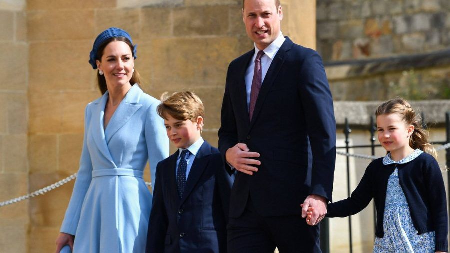 Prinzessin Kate, Prinz William und die Kinder Prinz George und Prinzessin Charlotte beim Besuch des letztjährigen Ostergottesdienstes in der St. George's Chapel. (lau/spot)
