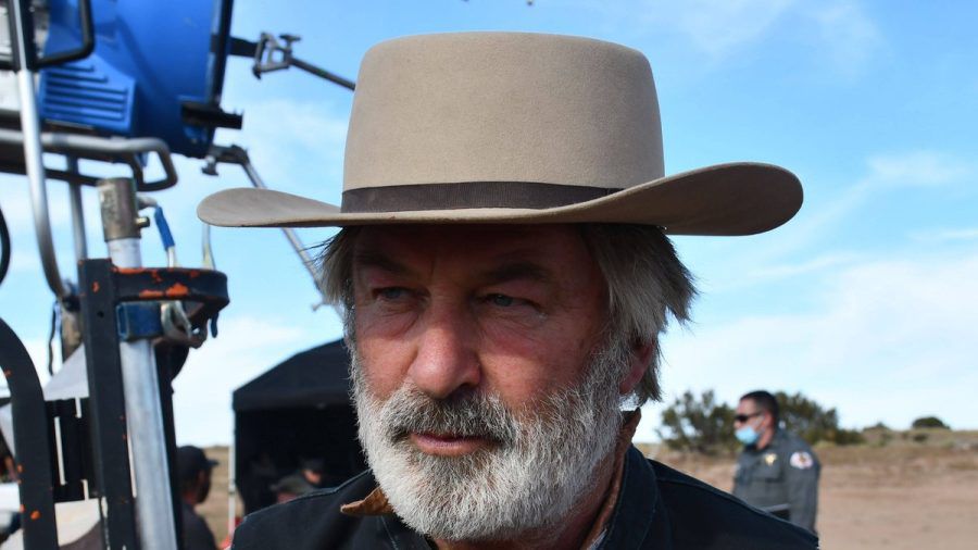 Alec Baldwin am Set des Westerns "Rust", an dem sich im Oktober 2021 ein schrecklicher Unfall zutrug. (stk/spot)