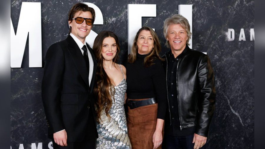 Unterstützen Millie Bobby Brown bei ihrer Filmpremiere: ihr Verlobter Jake Bongiovi (l.) und ihre Schwiegereltern in spe - Jon Bon Jovi und Dorothea Hurley. (ncz/spot)