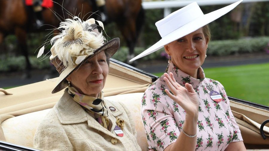 Prinzessin Anne und ihre Schwägerin Sophie verstehen sich gut und besuchten schon viele Veranstaltungen zusammen - wie hier das Pferderennen in Ascot. (ae/spot)