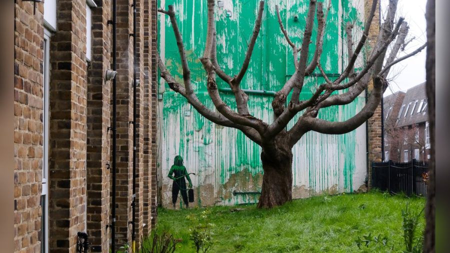 Banksy ließ in London einen kahlen Baum ergrünen. (smi/spot)