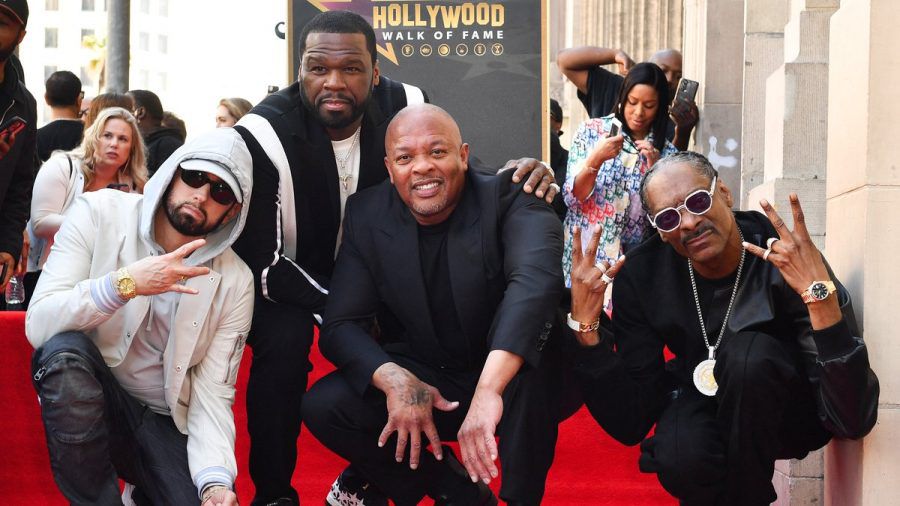 Star-Produzent Dr. Dre (Bildmitte) mit seinen Kumpels Eminem, 50 Cent und Snoop Doop (v.l.n.r.) auf dem Walk of Fame (tj/spot)
