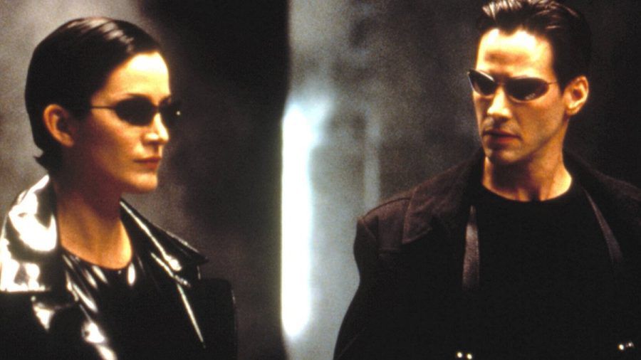 Schwarze Leder-Outfits und Sonnenbrillen: Carrie-Anne Moss und Keanu Reeves in "Matrix". (lau/spot)