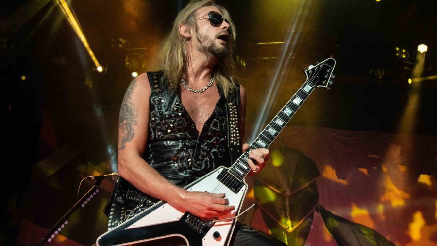 Judas Priest, hier Gitarrist Richie Faulkner 2019 in Kanada, haben es aus dem Stand auf Rang eins der Offiziellen Deutschen Albumcharts geschafft. (lau/spot)