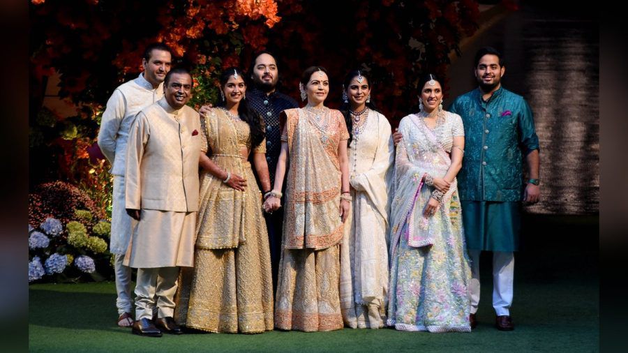 Mukesh Ambani (vorne links) mit seiner Familie bei der Verlobung von Sohn Anant Ambani (4.v.l.) mit Radhika Merchant (3.v.l.). (hub/spot)