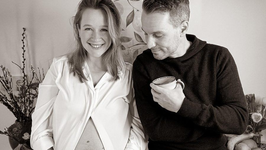 "Alles was zählt"-Star Marc Dumitru und seine Ehefrau Kristina werden Eltern. (ncz/spot)