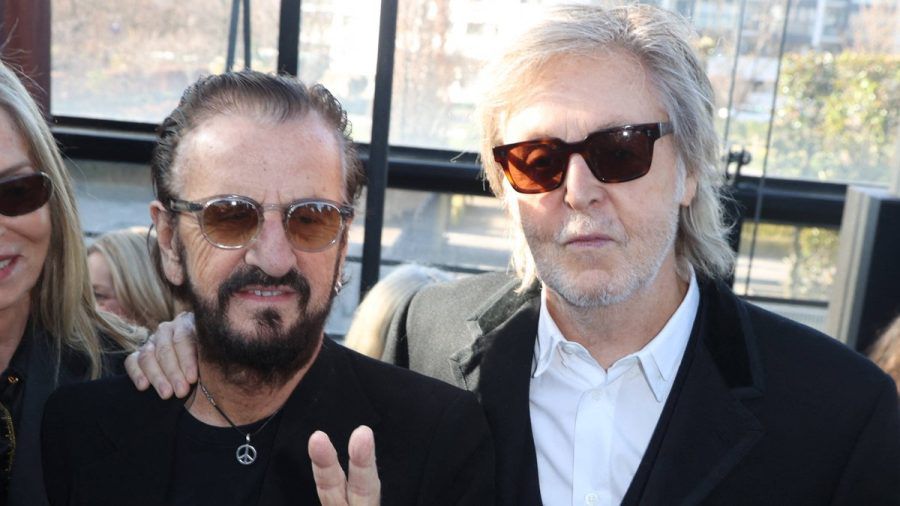 Ringo Starr (l.) und Paul McCartney bei der Paris Fashion Week. (smi/spot)