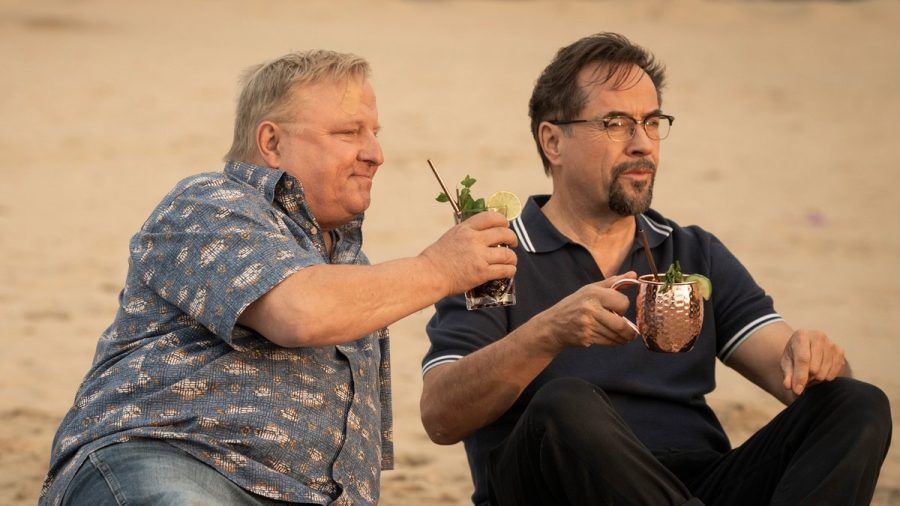 "Tatort: Unter Gärtnern": Boerne (Jan Josef Liefers, r.) und Thiel (Axel Prahl) genießen einen Drink - Cuba Libre und Moscow Mule - am Strand. (ili/spot)