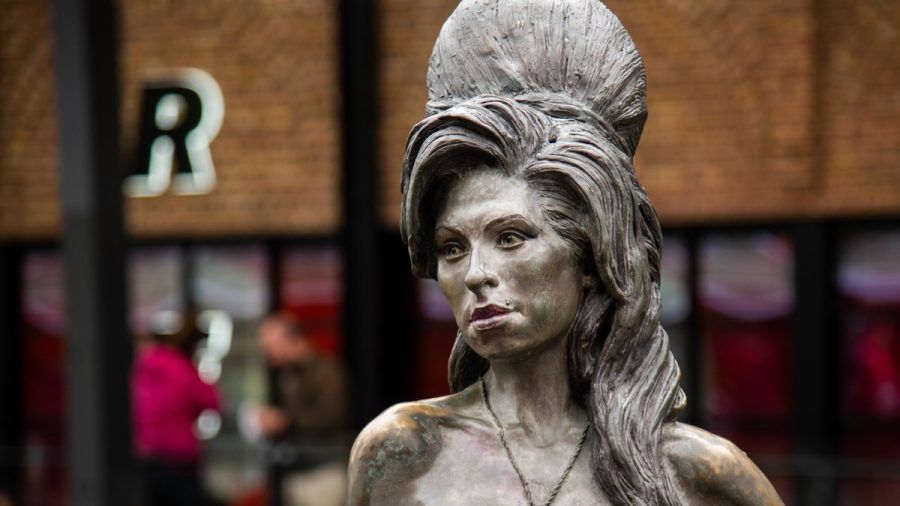Auf dem Stables Market in Camden Town im Norden Londons steht eine Bronzestatue der britischen Sängerin Amy Winehouse. (che/spot)