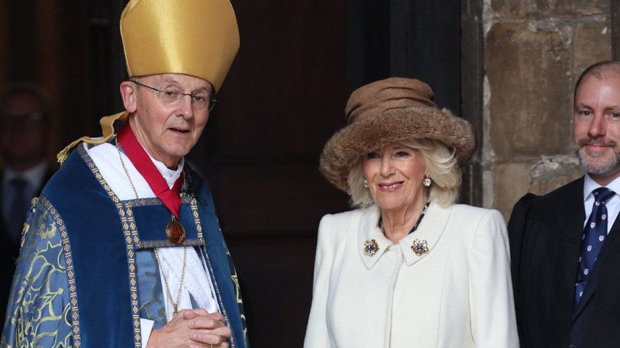 Königin Camilla vor der Kathedrale von Worcester. (ncz/spot)