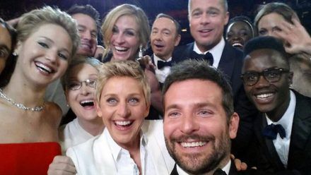Ellen DeGeneres (vorne) auf dem wohl berühmtesten Selfie aller Zeiten. (smi/spot)