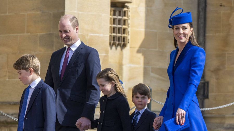 Auf dem Weg zum Ostergottesdienst 2023 präsentierten sich William und Kate mit ihren Kindern in abgestimmter blauer Kleidung. Dieses Jahr werden sie wohl fehlen. (ae/spot)